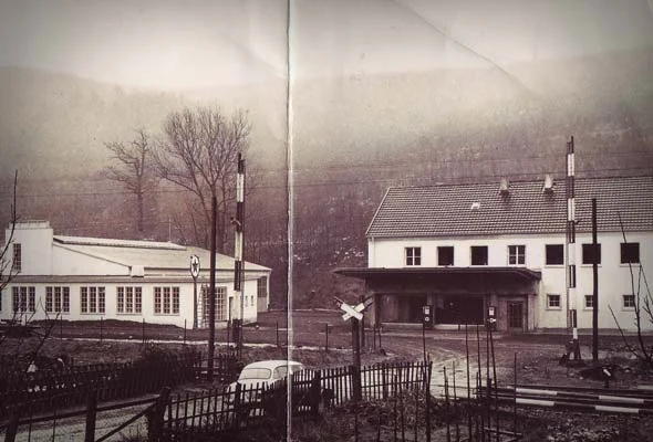 Gebäude in Prüm an einem Bahnübergang, historische Schwarz-Weiß-Aufnahme