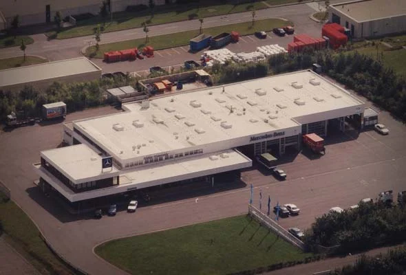 Luftaufnahme des Neubaus in Gerolstein mit Fahrzeugen auf dem Hof