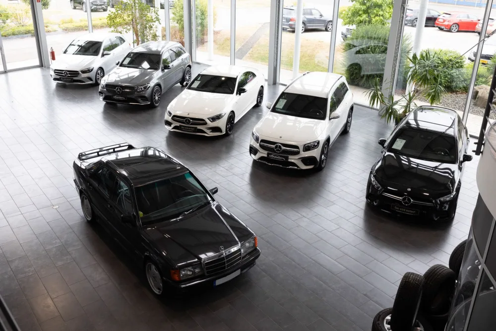 Blick von der Empore in den Showroom von Conrady Automobile: ein schwarzer Klassiker vor weißen Neuwagen