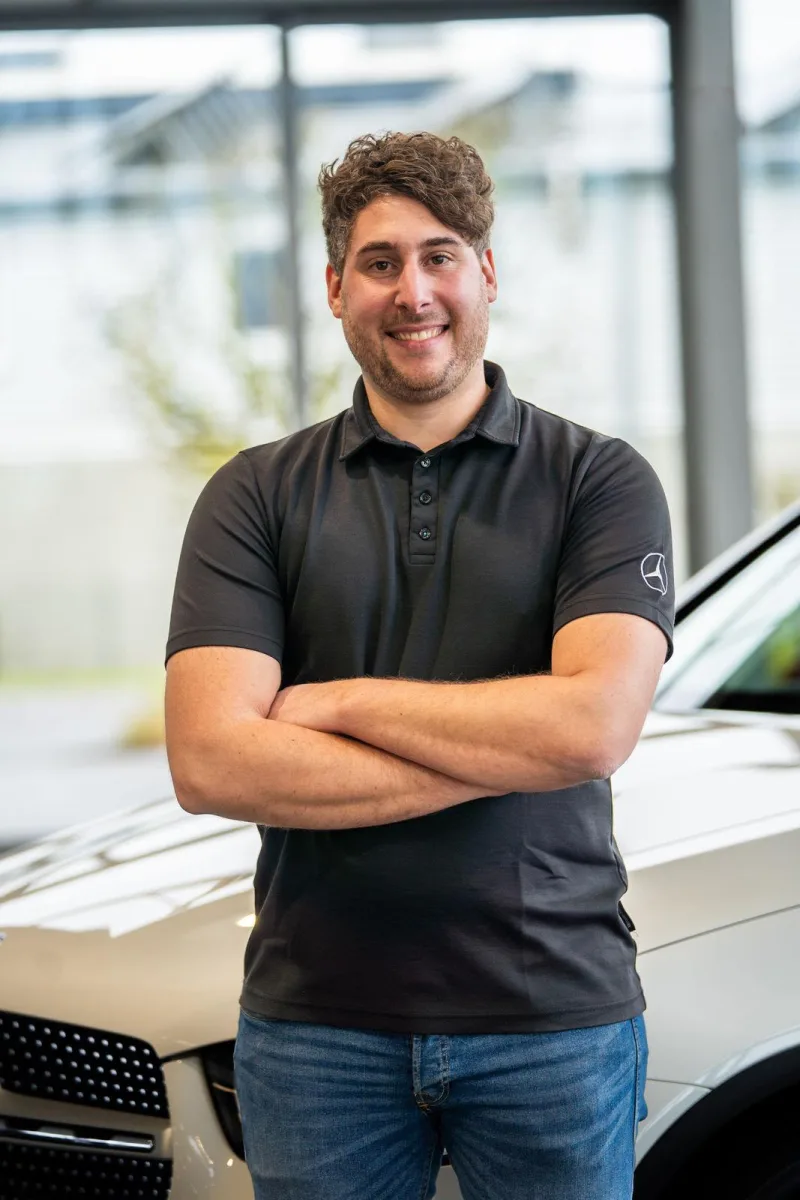 Mitarbeiter von Conrady Automobile vor einem Mercedes-Benz