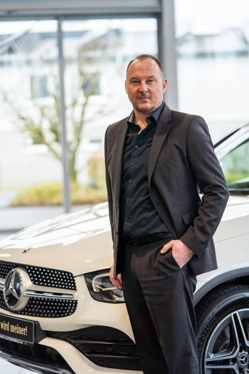 Mitarbeiter von Conrady Automobile vor einem Mercedes-Benz