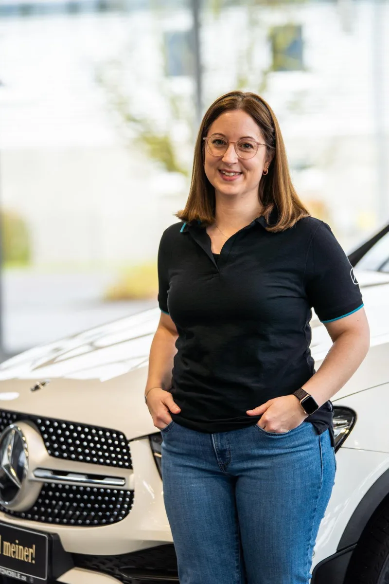 Mitarbeiterin von Conrady Automobile vor einem Mercedes-Benz