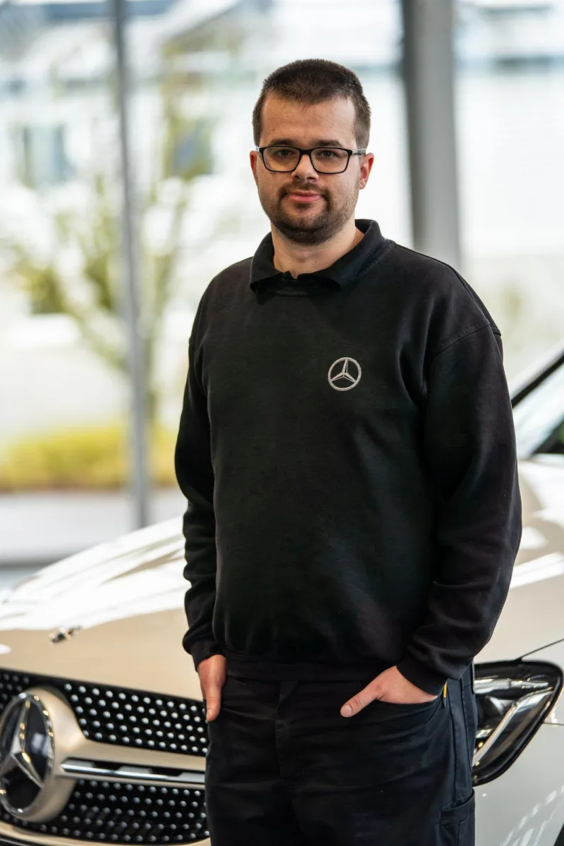 Mitarbeiter von Conrady Automobile vor einem Mercedes-Benz