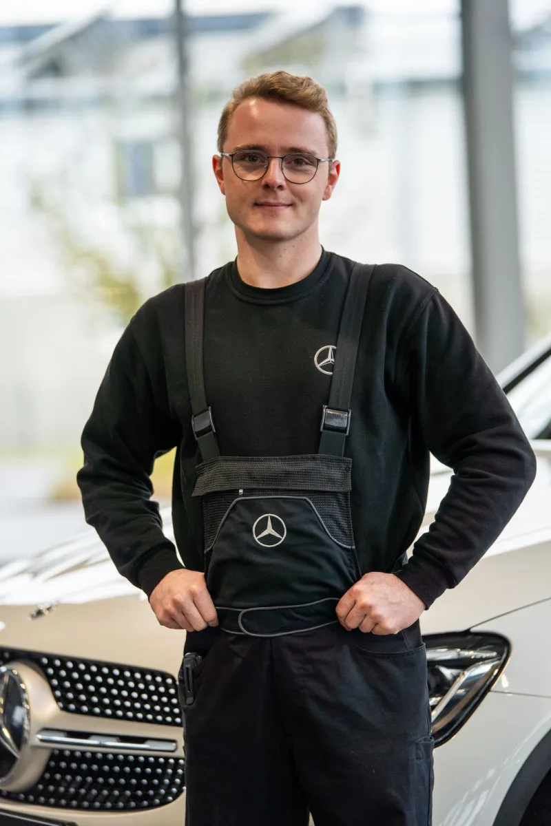 Mitarbeiter von Conrady Automobile vor einem Mercedes-Benz