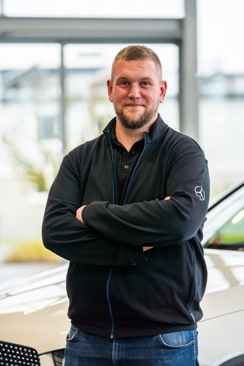 Mitarbeiter von Conrady Automobile vor einem Mercedes-Benz