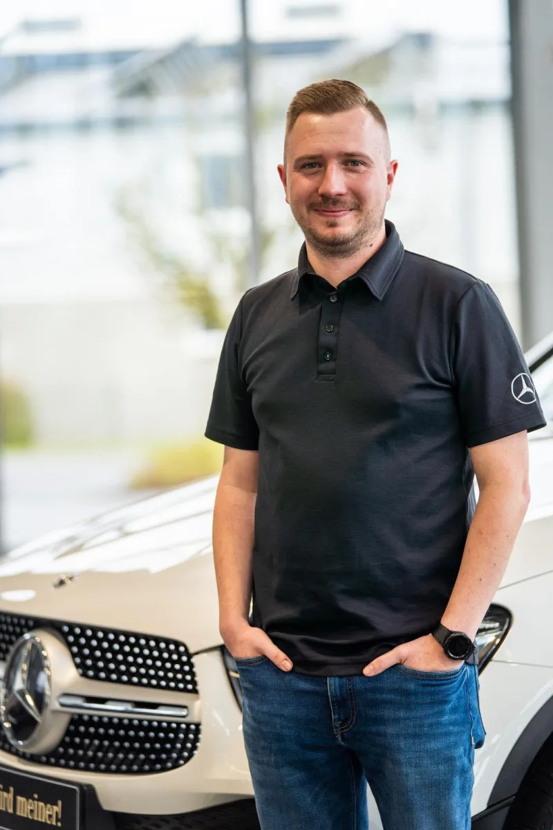 Mitarbeiter von Conrady Automobile vor einem Mercedes-Benz