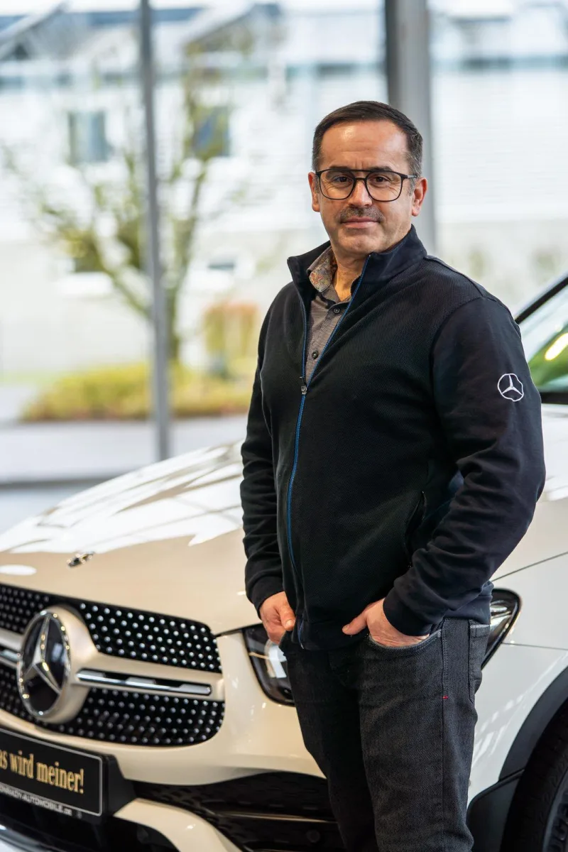 Mitarbeiter von Conrady Automobile vor einem Mercedes-Benz