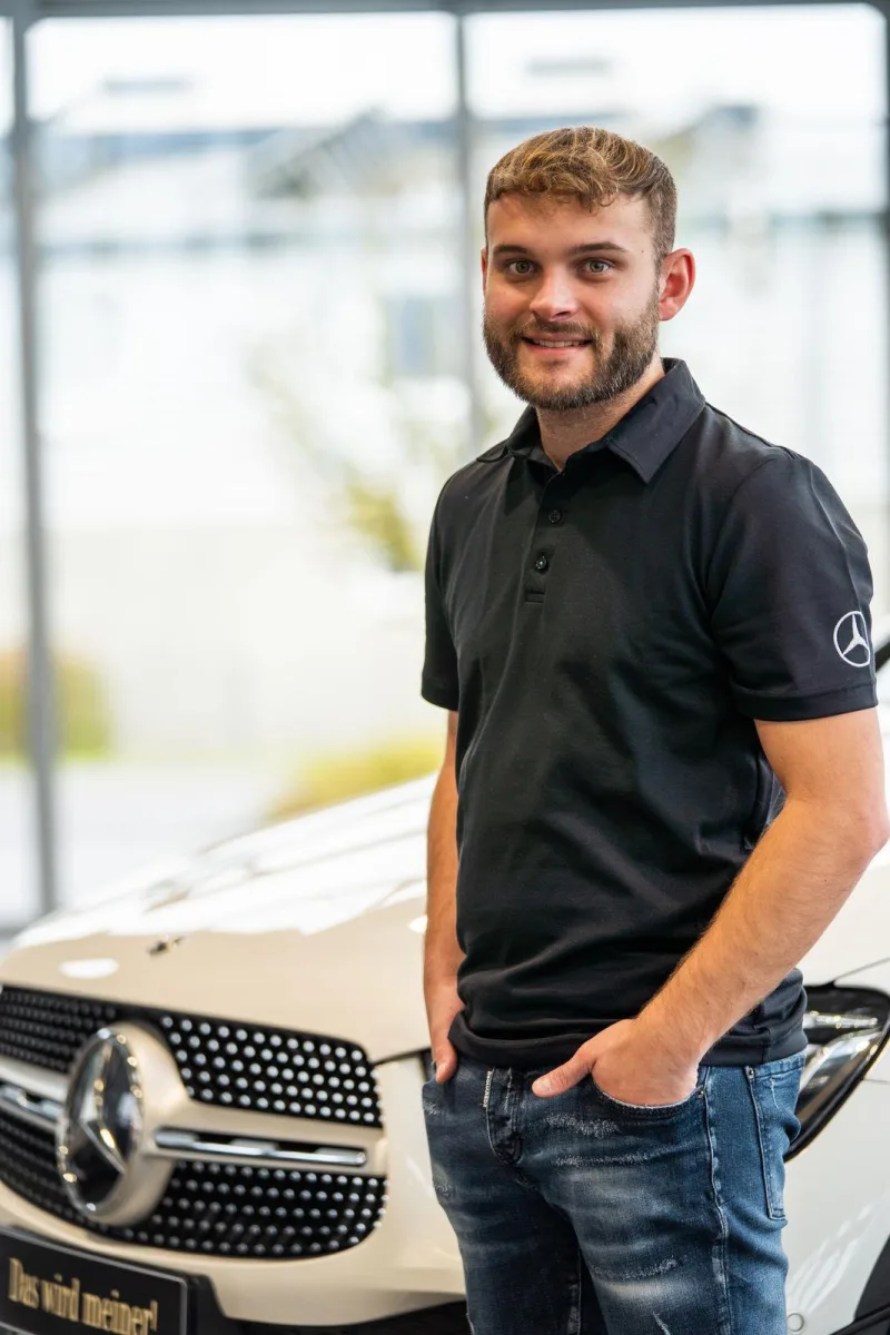 Mitarbeiter von Conrady Automobile vor einem Mercedes-Benz