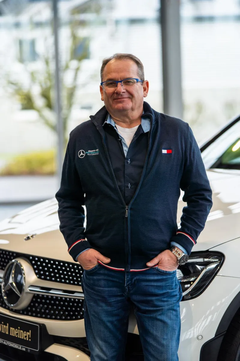 Mitarbeiter von Conrady Automobile vor einem Mercedes-Benz