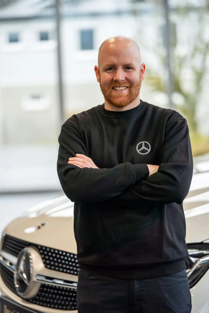 Mitarbeiter von Conrady Automobile vor einem Mercedes-Benz
