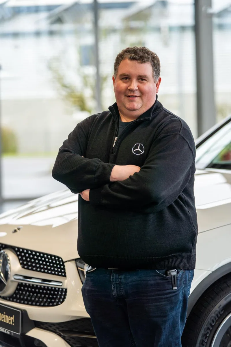 Mitarbeiter von Conrady Automobile vor einem Mercedes-Benz
