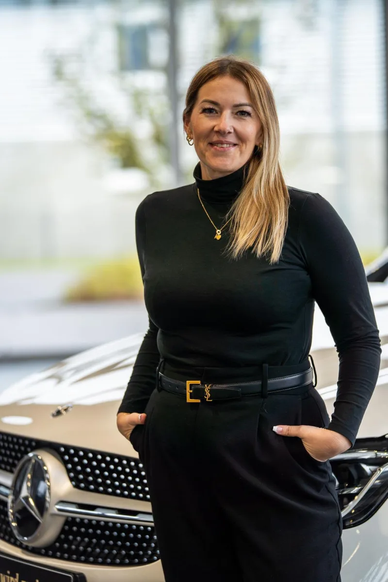Mitarbeiterin von Conrady Automobile vor einem Mercedes-Benz