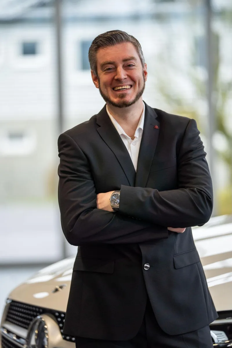 Mitarbeiter von Conrady Automobile vor einem Mercedes-Benz